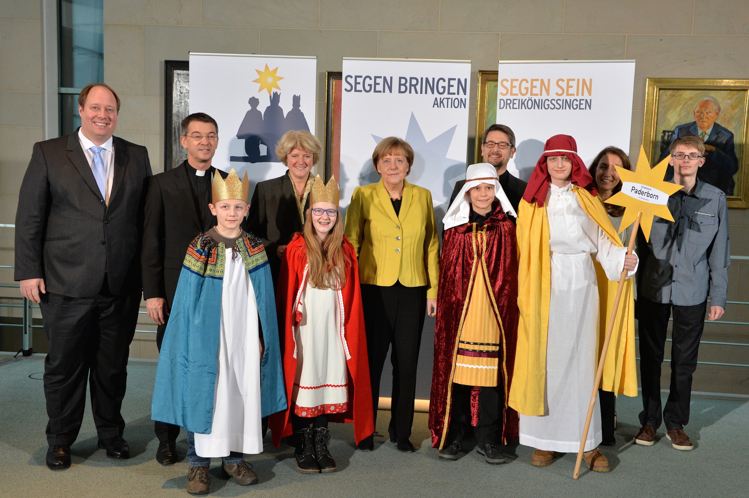 Die Sternsinger Leonhard Kühle (11), Alexander Lindner (14), Merle Gnida (11) und Samuel Arenhövel (10) sowie Begleiter Thomas Fricke aus der Gemeinde St. Dionysius, Paderborn-Elsen, im Pastoralverbund Elsen-Wewer vertraten das Erzbistum Paderborn am Mittwochmorgen beim Sternsinger-Empfang von Bundeskanzlerin Angela Merkel zur 57. Aktion Dreikönigssingen. Zum Gruppenfoto mit der Kanzlerin stellten sie sich gemeinsam mit Prälat Dr. Klaus Krämer, Präsident des Kindermissionswerks „Die Sternsinger“, und Pfr. Simon Rapp, Bundespräses des Bundes der Deutschen Katholischen Jugend (BDKJ), im Bundeskanzleramt auf. Foto: Ralf Adloff / Kindermissionswerk